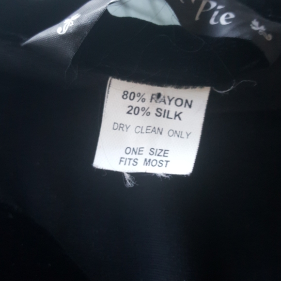 Angel Pie. Velvet top. Ribbon & button. Lg. - Picture 4 of 9